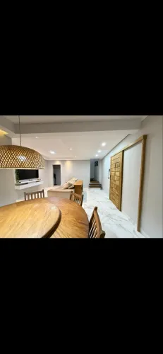 Mesa com centro giratório com 6 cadeiras e aparador de madeira