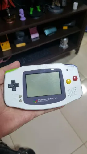 GAMEBOY ADVANCE, FUNCIONANDO. ACOMPANHA UM CARTUCHO COM MUITOS JOGOS