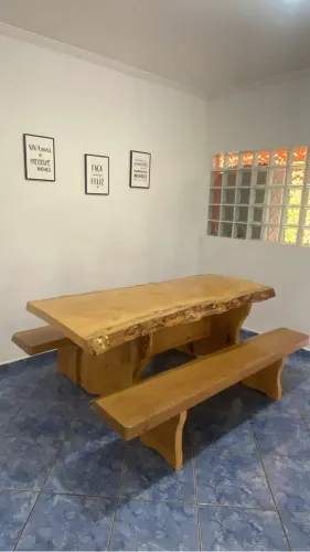 Mesa de madeira maciça 