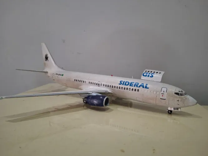 Miniatura avião Boeing 737-300 da Sideral. Escala 1:144, plastimodelismo. 