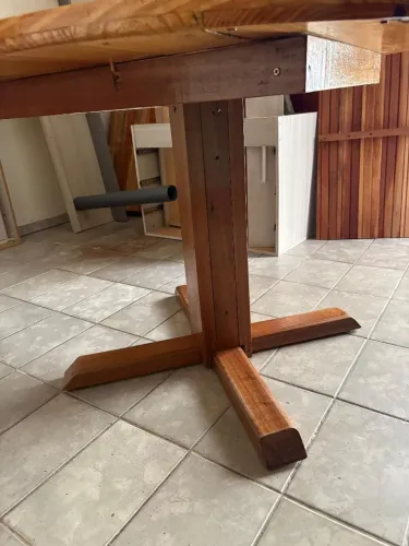 Mesa redonda de madeira bem forte 