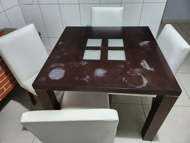 Mesa com 4 cadeiras