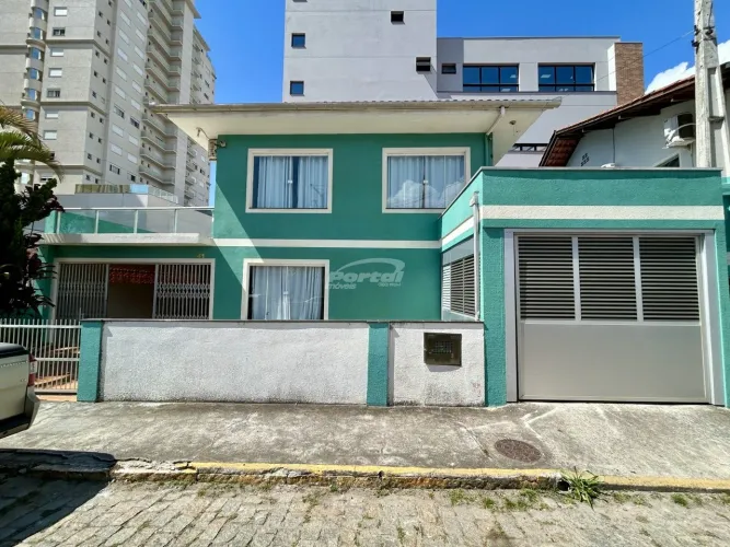 Casa comercial disponível para locação no bairro Centro Balneário Piçarras/SC (Cód. 23485