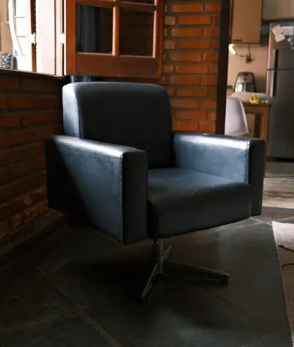 Poltrona em courino preto