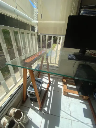 Mesa Desktop Vidro Tokstok (1,25x0,65m) com Cavaletes de mad- Excelente