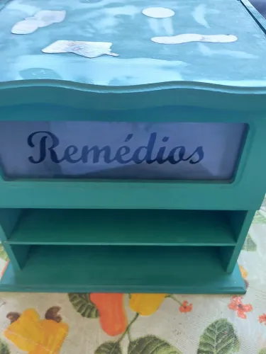 Vendo 01 caixinha madeira que pode ser usada para diversas acomodações