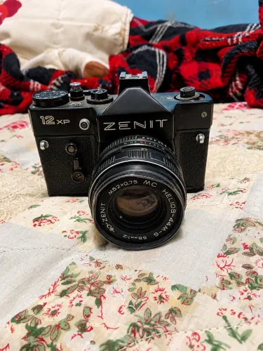 Câmera Zenit 12 XP original da União Soviética, acompanhada da famosa