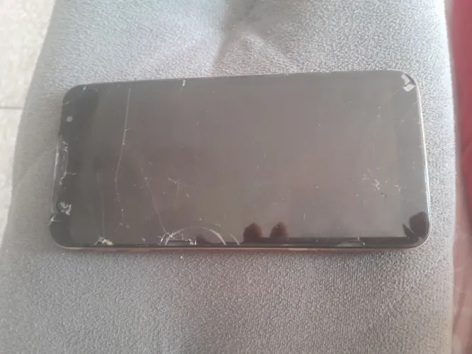 Vendo um celular pra retirar peças o problema dele é a placa 