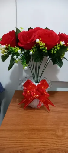 Arranjo de mesa ou ambientes diversos com rosas vermelhas 