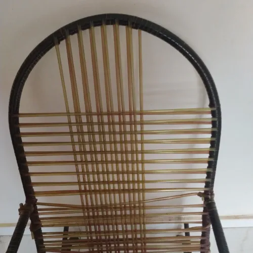 Cadeira de balanço com mola central.