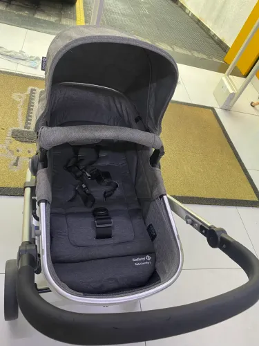 Carrinho de bebê com bebê conforto