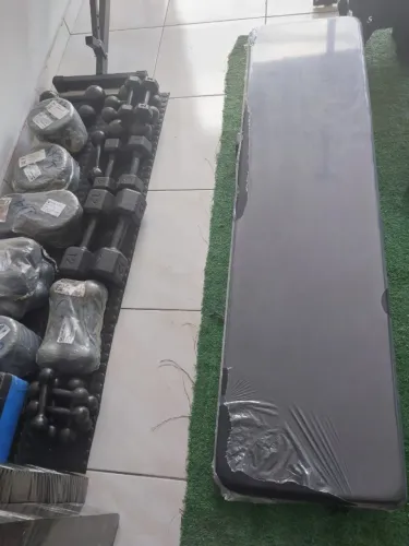 Banco robusto reto musculação academia com suporte em roda em baixo para movimentação