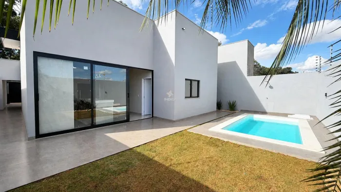 Casa à venda no Jardim dos Cristais III, Dourados MS. 3 quartos com suíte, piscina e energ