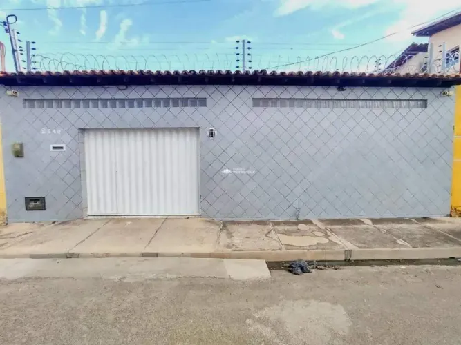 CASA RESIDÊNCIAL COM 04 VAGAS DE GARAGEM COBERTA NO BAIRRO PORENQUANTO.