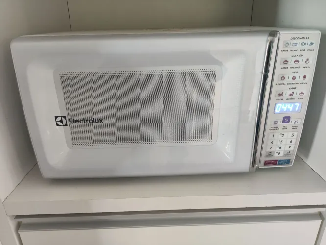Micro-ondas Electrolux de bancada Branco com<br>Função Tira Odor e Manter Aquecido 34L MEO44