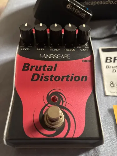 Pedal Brutal Distortion BRD2 + fonte LANDSCAPE