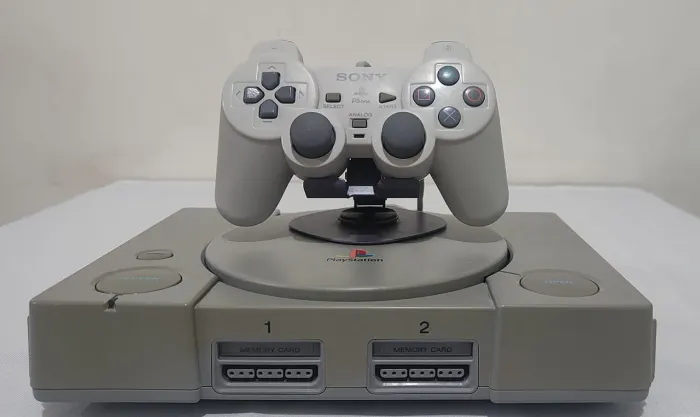 Playstation 1 FAT + 1 Controle + 5 Jogos