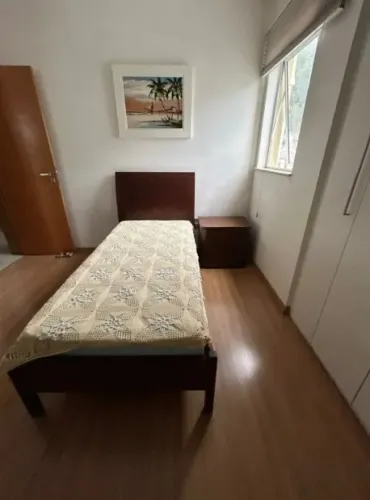 Kit Quarto Solteiro: Cama De Madeira + Colchão + Mesa De Cabeceira - Muito Bom Estado