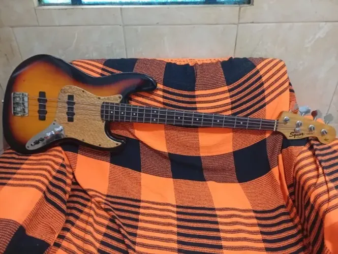 Baixo Squier Fender (Jazz Bass Série Califórnia)