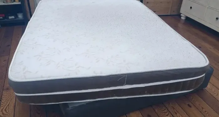Cama de casal tamanho padrão, em bom estado.