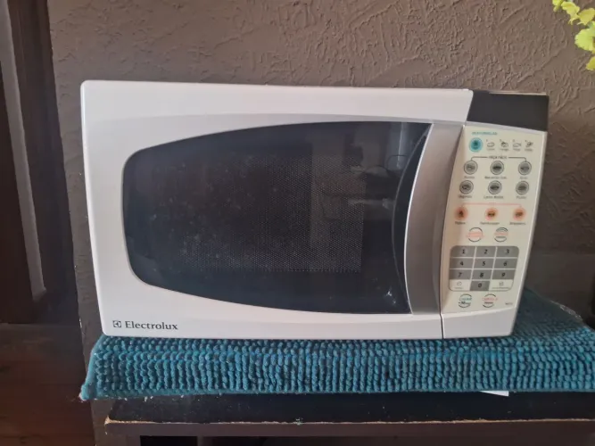 Microondas Electrolux 20 litros ( Funcionando perfeitamente)