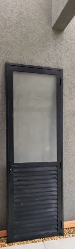 Vendo porta de alumínio em perfeito estado