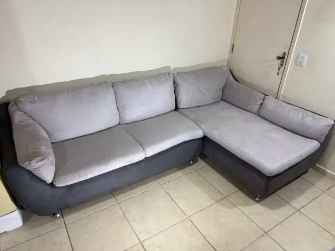 Sofá de Canto em L Suede Liso Cinza Claro - 2,70m x 1,60m - Sem Avarias