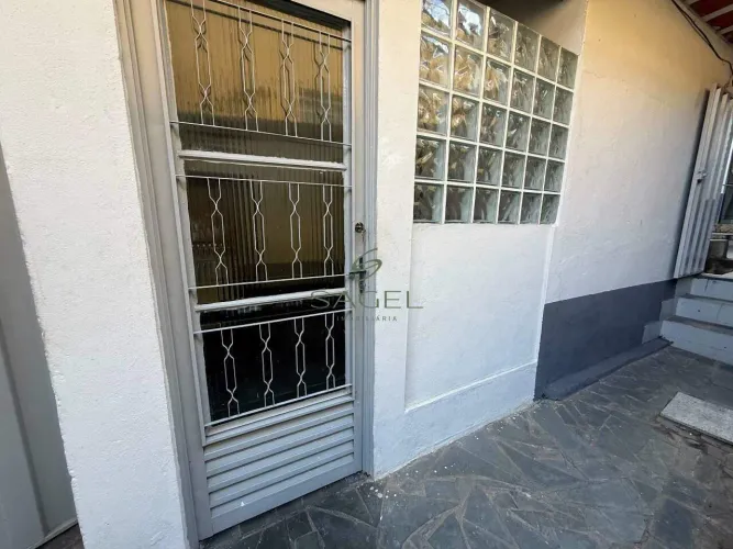 Barracão de fundos com 1 quarto para alugar no Carlos Prates