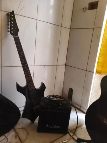 Guitarra Warlock usada amplificador Sheldon com cabo p10 gt1200