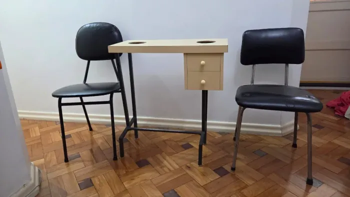 Mesa e cadeira