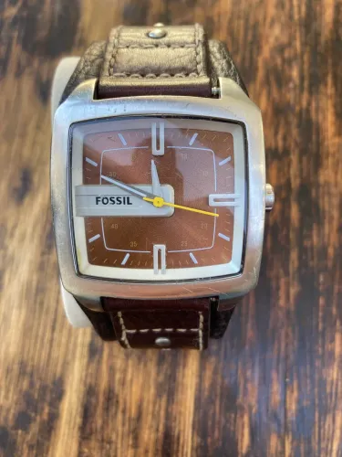 Relógio Fóssil Quadrado, pulseira larga em couro