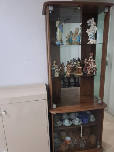Cristaleira espelhada com luz de led interna