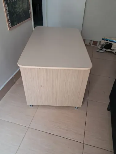 Mesa pequena tipo escrivania