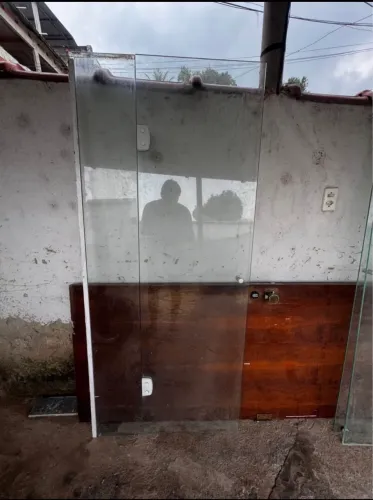 Vendo esses dois blindex, um d abrir outro d correr, valor é d cada um