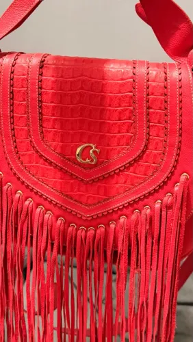 Bolsa Carmen Steffens em Couro com Franjas e Textura Croco