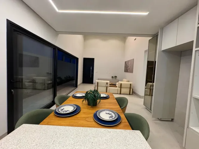 Vende-se Casa com 3 suítes nova com moveis em Palmas -To