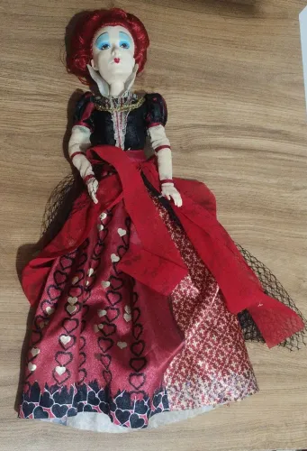 Boneca Rainha vermelha Alice através do espelho  original Disney 