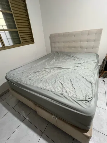 Vendo cama bom queen com cabeceira 