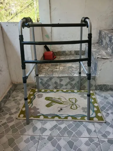 Andador de alumínio dobrável