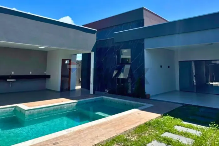 Casa com área gourmet, piscina e suítes em Alcobaça/BA