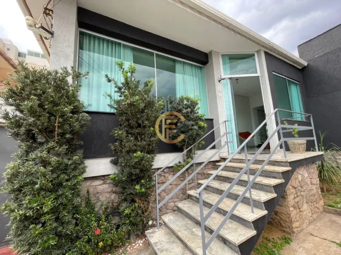 EXCELENTE CASA TODA REFORMADA, COMO NOVA!