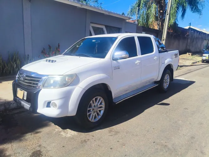 Toyota Hilux CD SRV D4-d 4X4 3.0 TDI Diesel AUT 2013