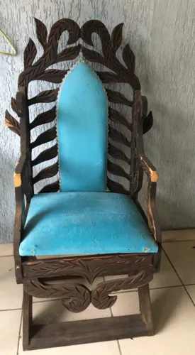 Vendo essa linda cadeira? precisa de reforma.