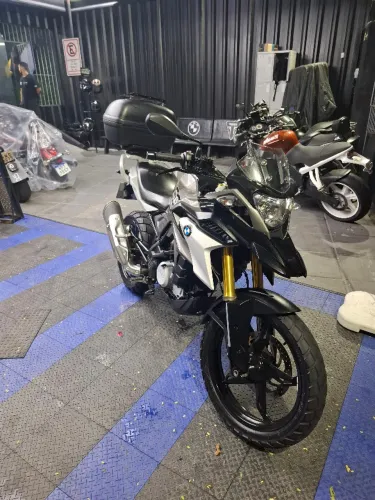 BMW G 310 GS com bauleto e capa.