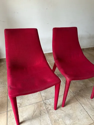 Cadeiras em linho vermelho