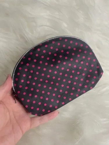 Necessaire preta com poá rosa