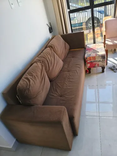 Sofa convencional marrom, 240 comprimento por 100 de largura, boas condições.