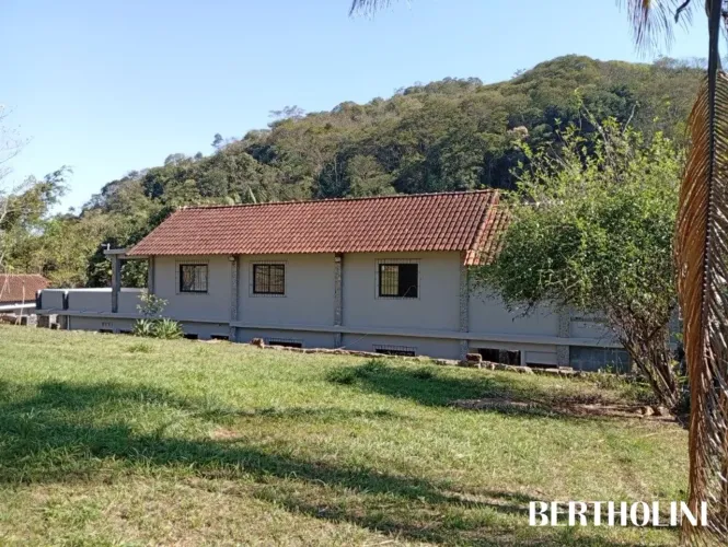 Ampla casa com 4 quartos e ótimo revestimento, à 4 min. do Centro de Penedo-RJ