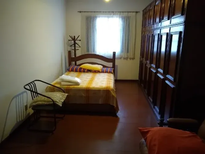 Armário grande de casal em madeira maciça