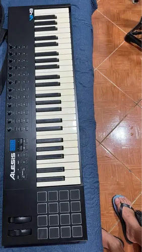 Teclado controlador Alesis vi49